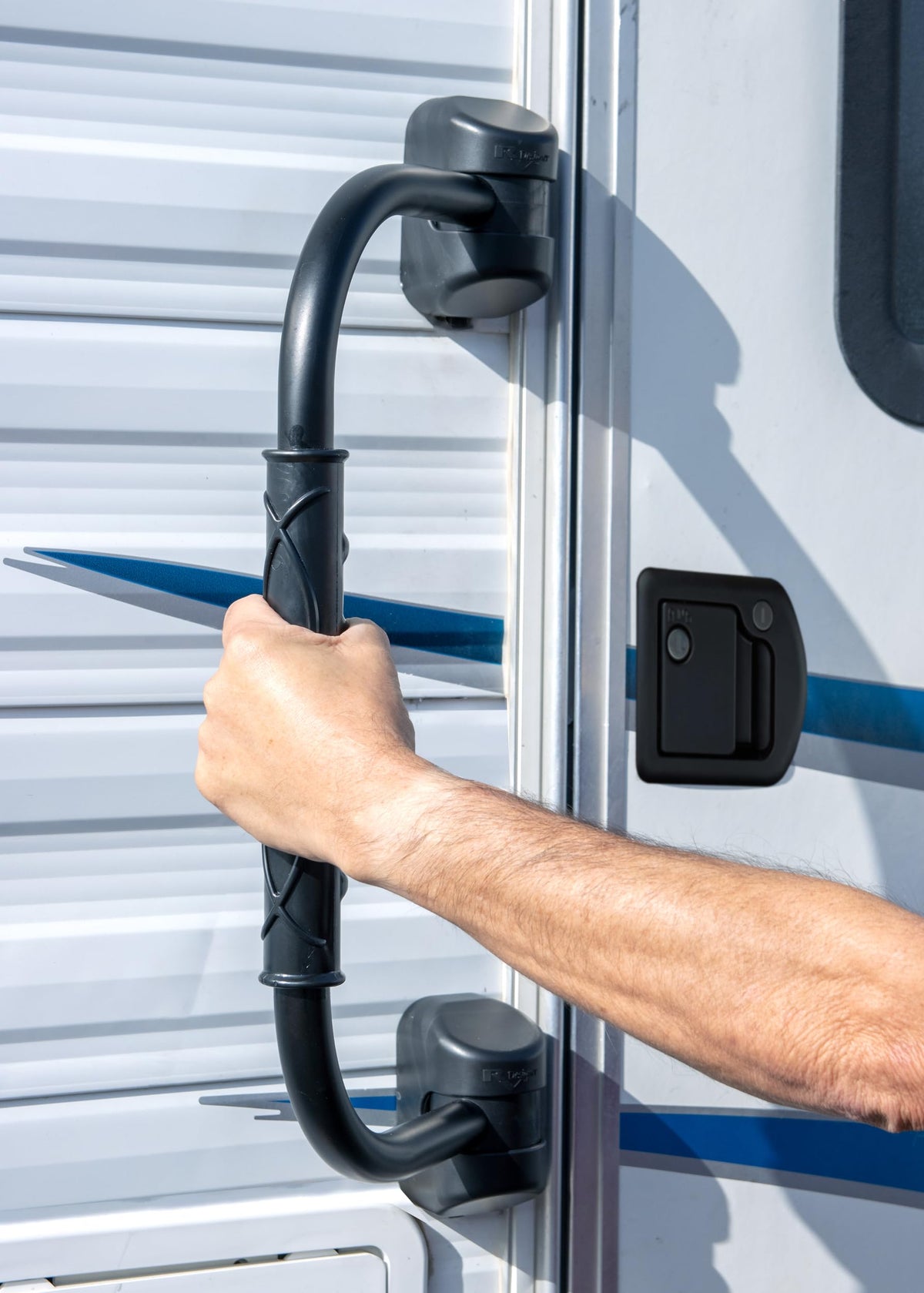 RV DESIGNER R222 RV Designer R222 GripSafe Handrail Assist - Locking Folding Aluminum Grab Handle with Notched Grip - Safe Entry Assist for RV Door - Easy Installation, 22 Inch, Black