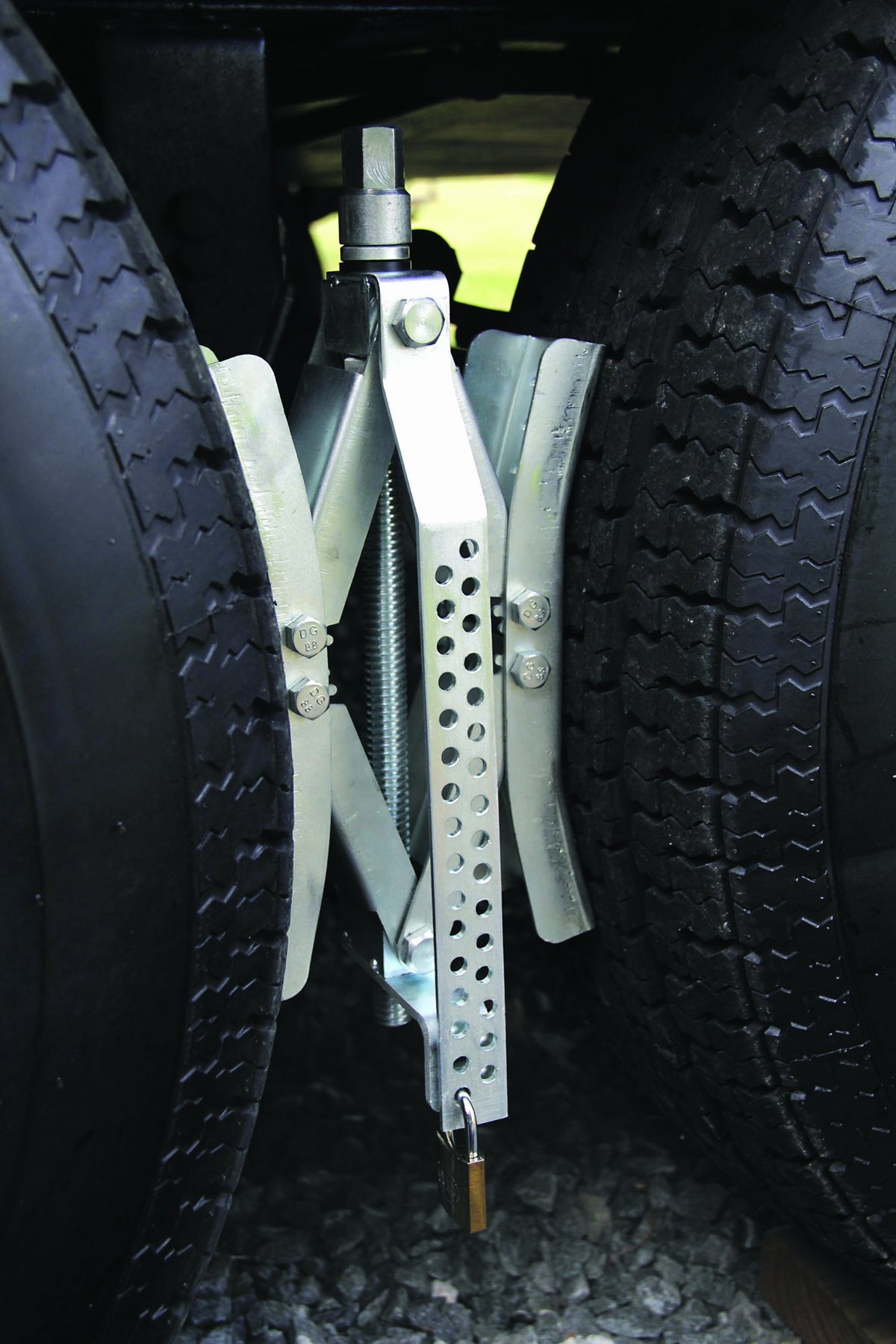 CAMCO 44662 Camco Eaz-Lift Heavy Duty Wheel Stop with Ratchet Wrench- Stabilizes Your Truck by Securing Tandem Tires to Prevent Movement Spaced 3-10" Apart- Large (44662)