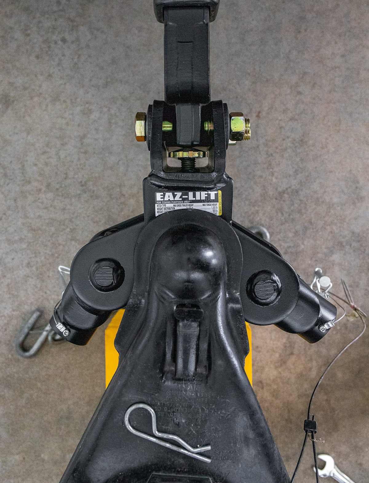 CAMCO 48901 Camco Eaz-Lift TR3 600lb Weight Distribution Hitch Kit - Features 800lb Max Tongue Weight Rating, Pre-Installed 2-5/16-inch Hitch Ball, and Adjustable Sway Control - (48901)